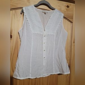 Linen top with pearl buttons